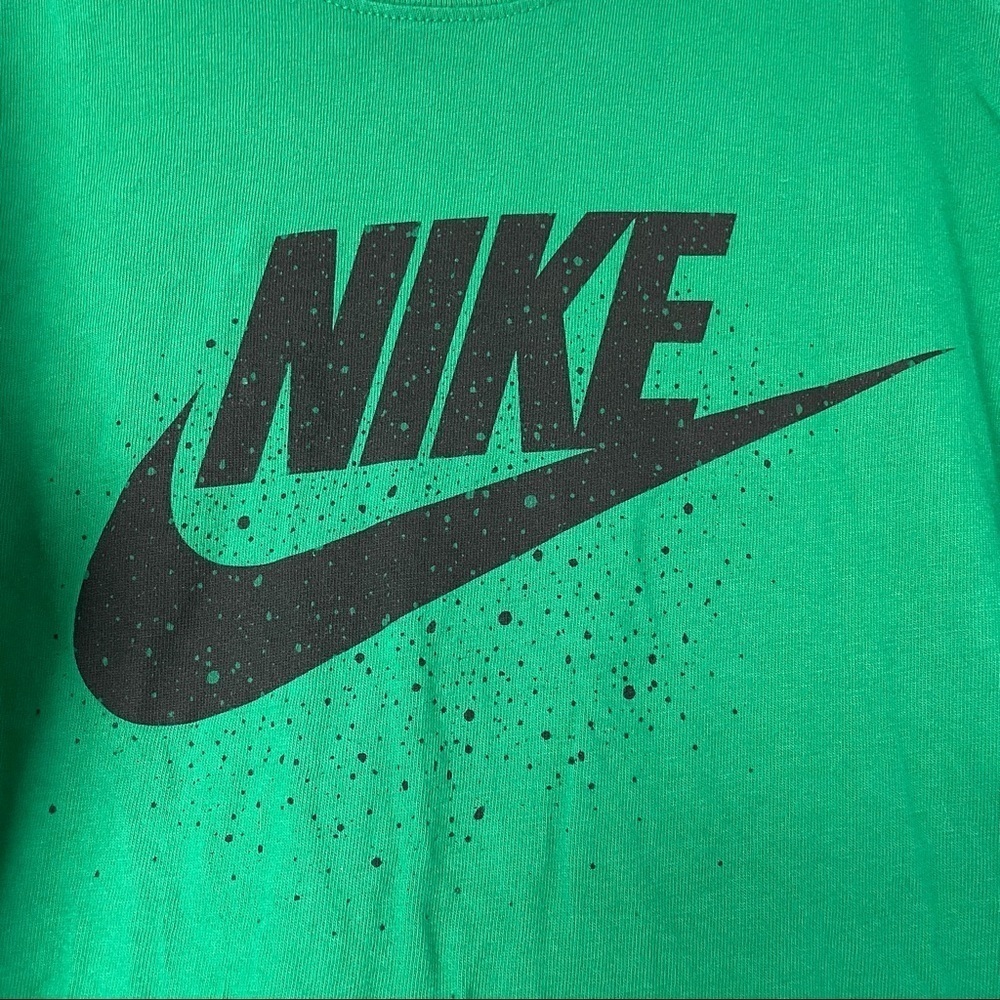 ⭐️SOLD⭐️ Nike Green Tee with Black Swoosh Youth Boys Medium - Picture 3 of 4